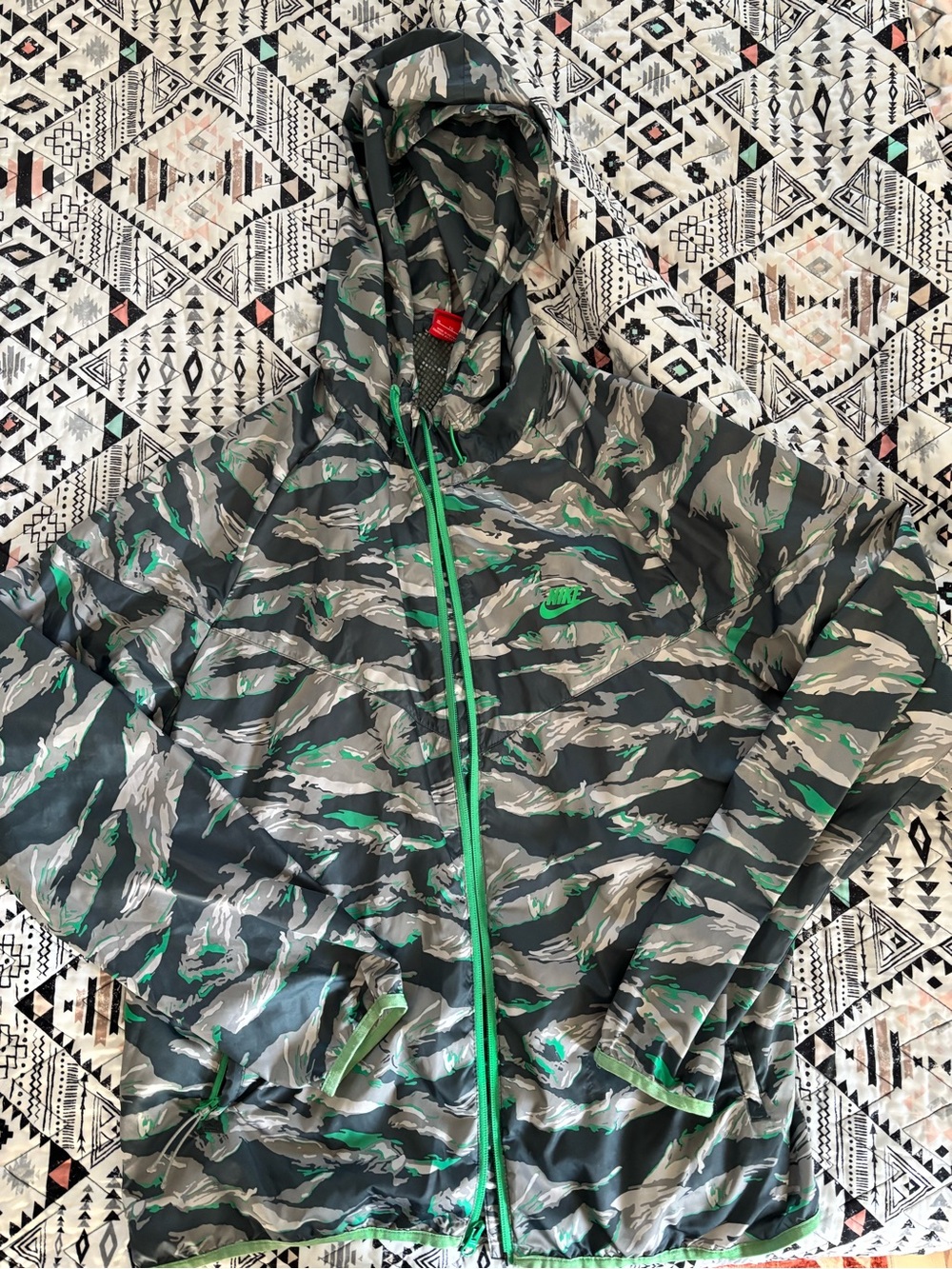 Nike mens Hooded Gray and Green Camo Rain Jacket XL